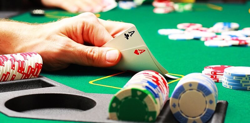 Bluff trong Poker là gì? Những cách Bluff cơ bản khi tham gia